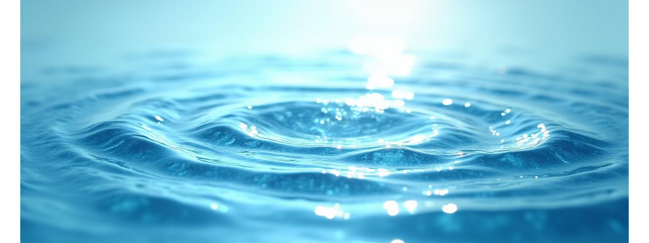 透明な水の波紋の上に重ねられた、契約書を象徴するインクと筆のイメージ。伝統と現代の融合を表現。